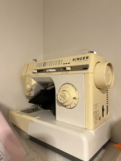 Singer Sewing Machine With Accessory 