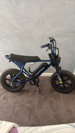 selling this blue Macfox M16 price is negotiable and it fits someone about 4'10