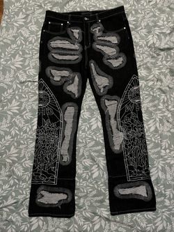 Who decides war jeans