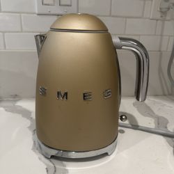SMEG Retro-Style Electric Kettle Champagne Matte