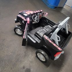 Kid Trax Ram 3500 Dually Longhorn Edition 12-Volt Battery-Powered Ride-On toy