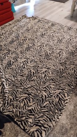 Queen Size White Tiger Bed Spread and Pillow Cases