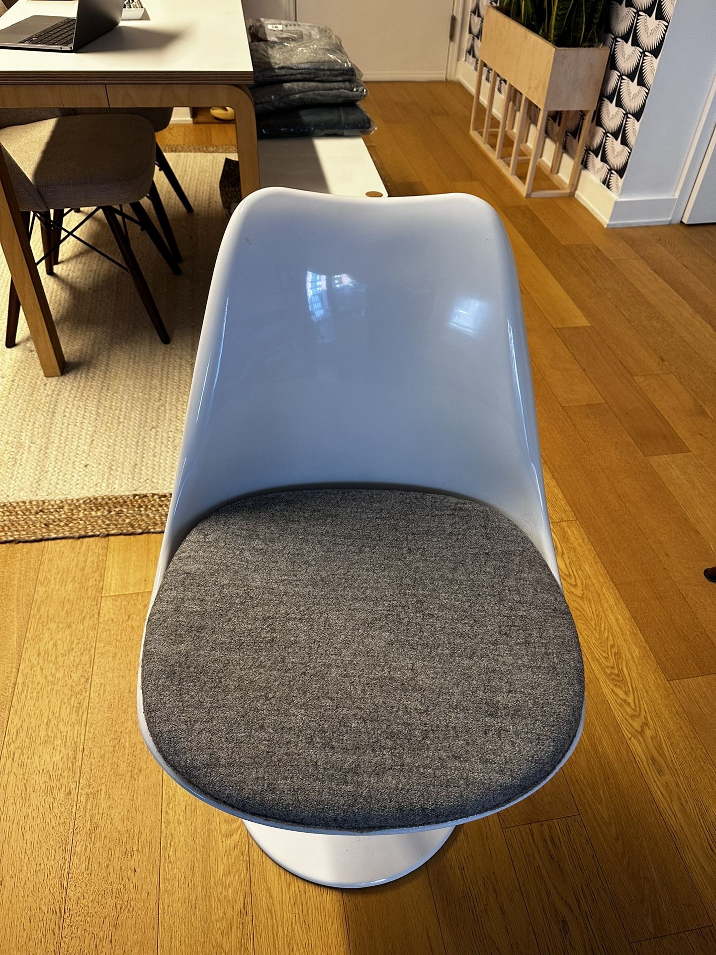 Saarinen Tulip Chair Replica