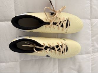 Men’s Nike soccer cleats brand new Size 11.5