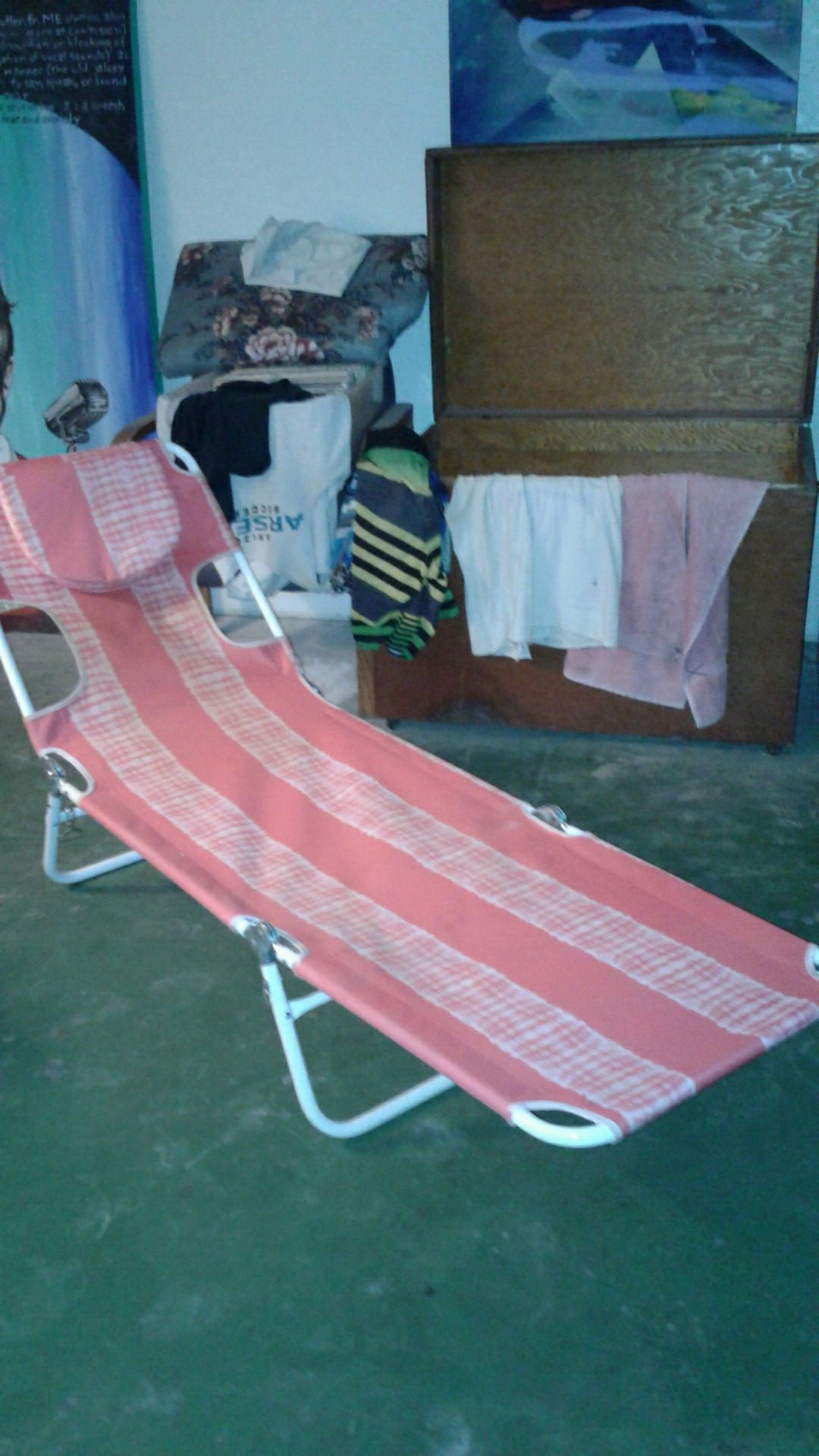 Pink Folding Suntanning Chair