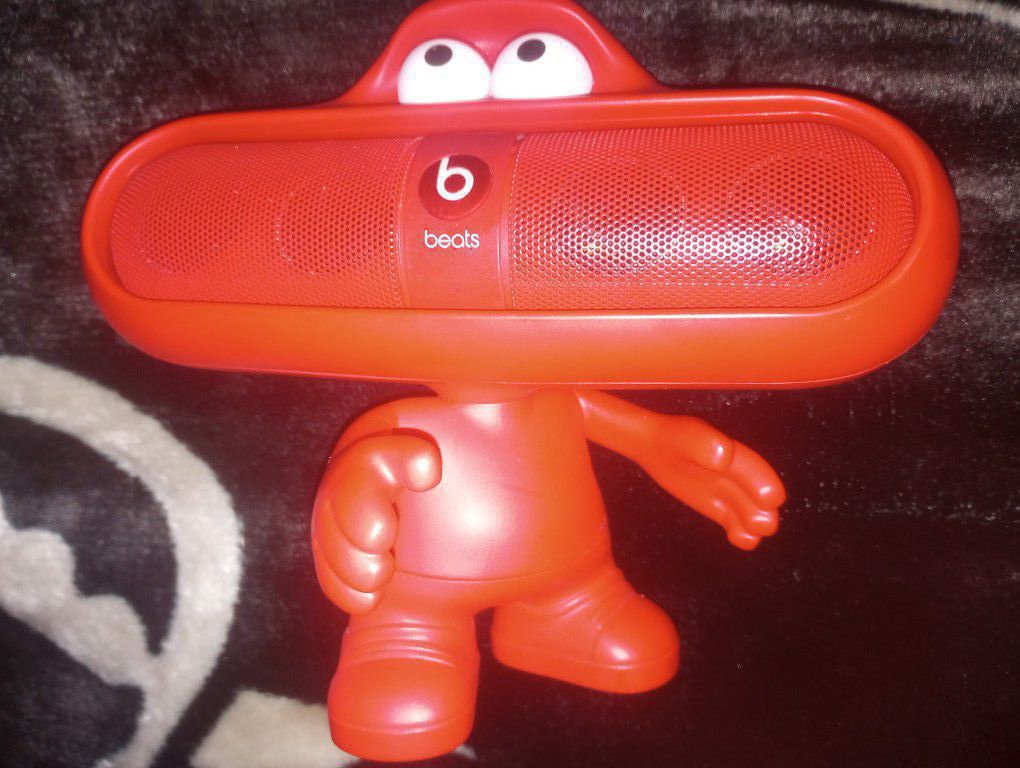 Beats Pill With Stand