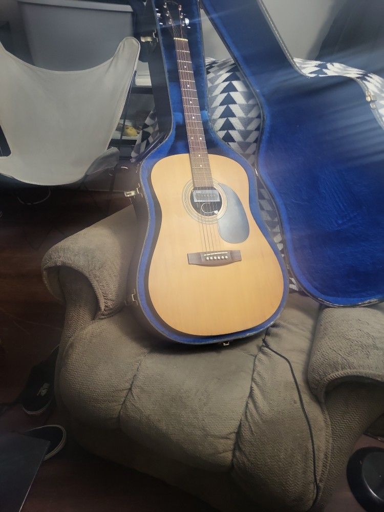 Hondo Dreadnought Acoustic / Electric