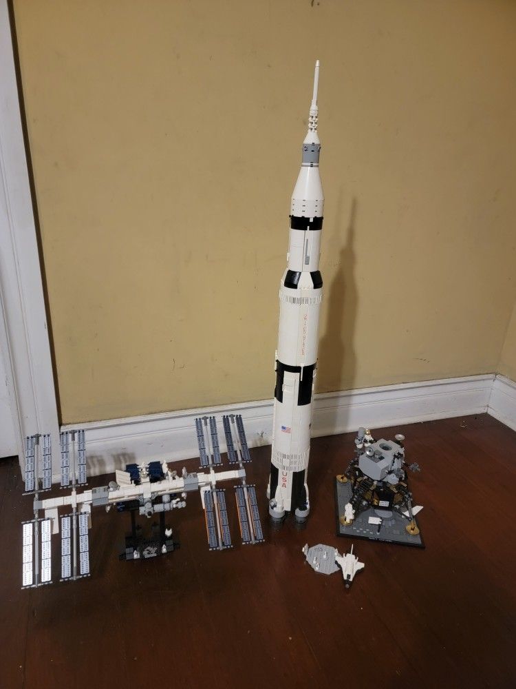 Lego NASA Apollo Saturn V 92176 Outer Space Model Rocket & Lego Ideas International Space Station 21321 Model And Lego Creator Apollo 11 Lunar Lander 