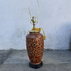 Vintage Wooden Base Oriental Chinoiserie Porcelain Ceramic Vintage Red and Gold Floral Ginger Jar table Lamp 