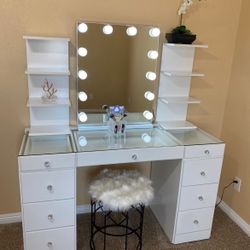 9-Drawer Very Good Quality Vanity Set W. Hollywood Mirror 🪞 