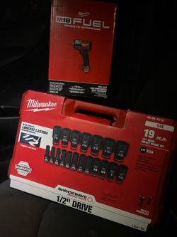 Milwaukee M18 Fuel 1/2 Wrench & Socket Bundle