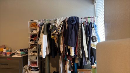 Clothing racks in perfect condition