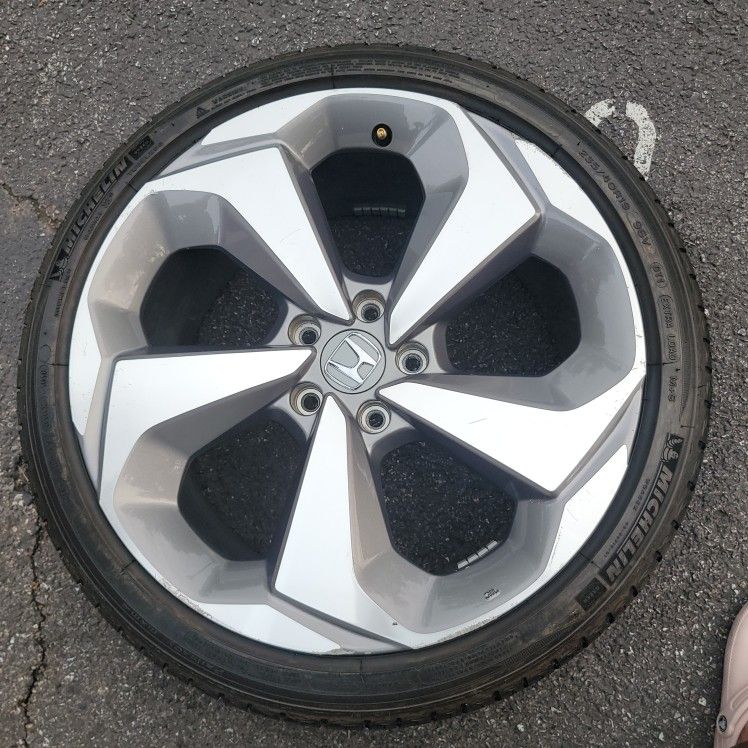 Honda Accord Touring Rim And Tire (Only One) Size 235/40 R19