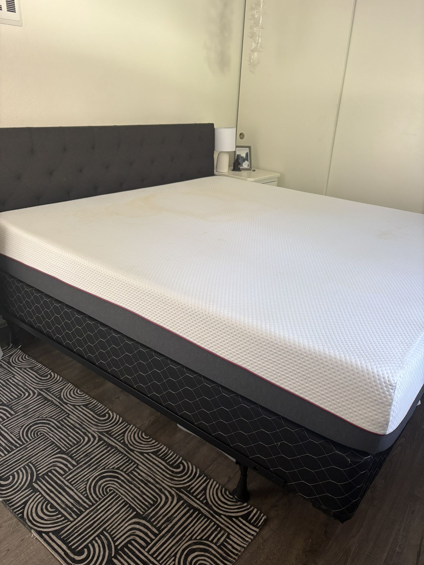 King Bed Set & Mattress- Excellent Condition!