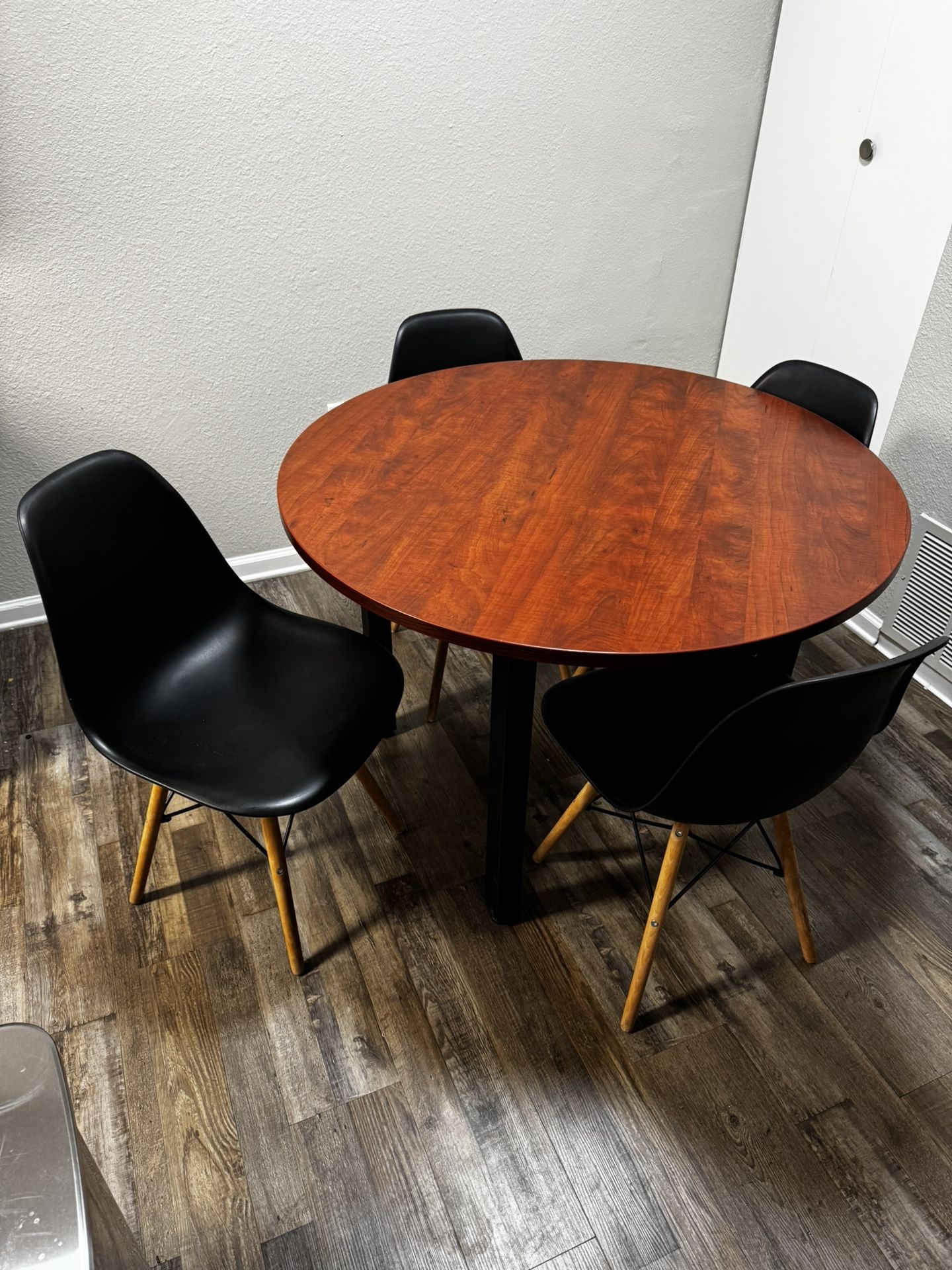 42” Round Wood Like Dining Table With 4 Chairs