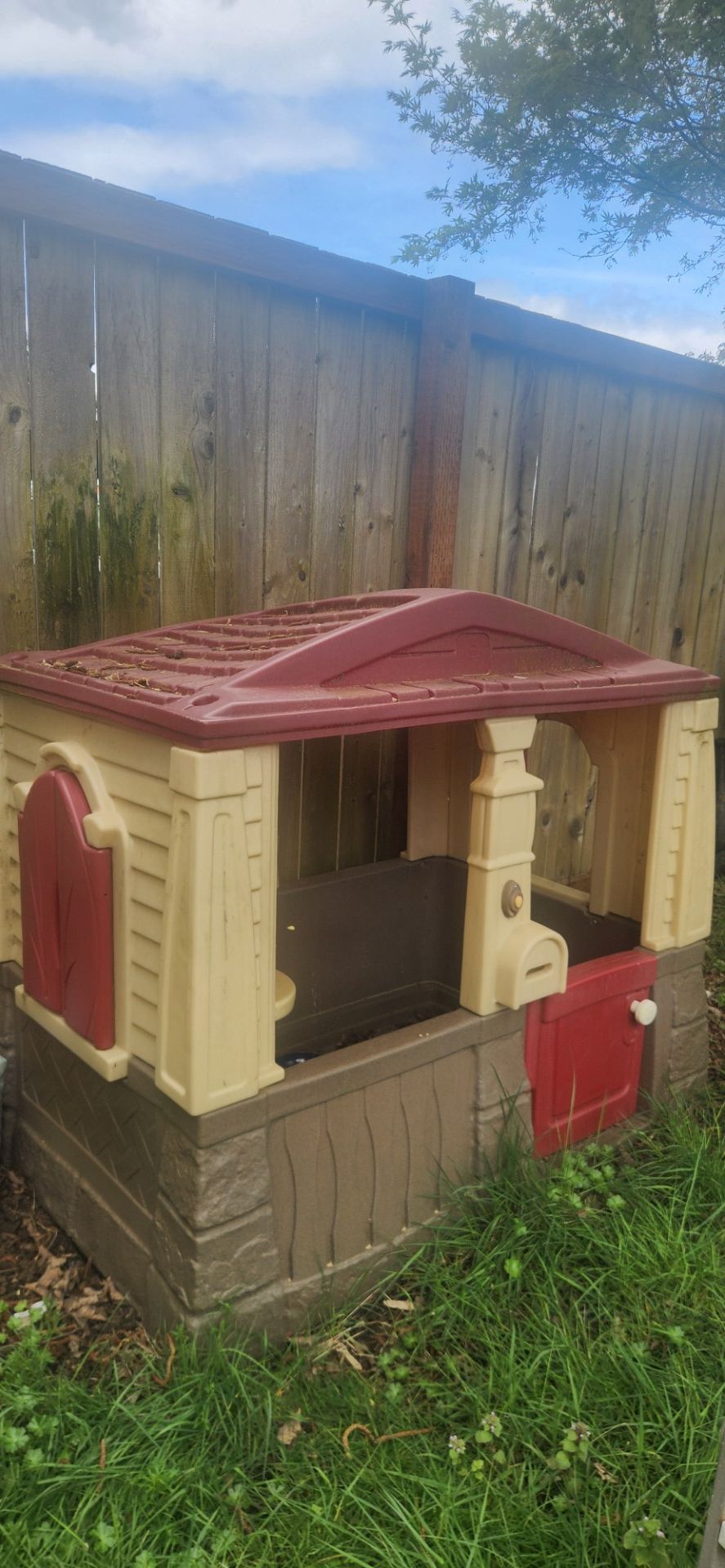 Outdoor kids playhouse