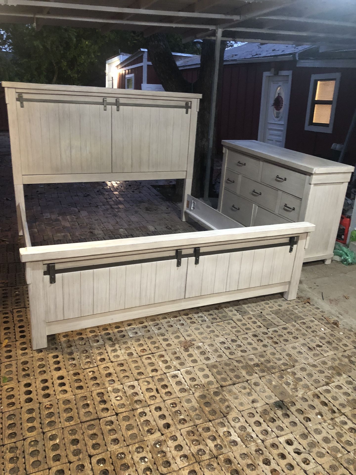 CAMA KING Y PEINADOR — $150