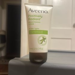 Aveeno Positively Radiant Brightening Scrub 