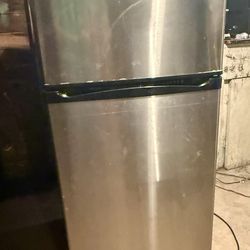 GE Refrigerator – Works Great – Apartment Size