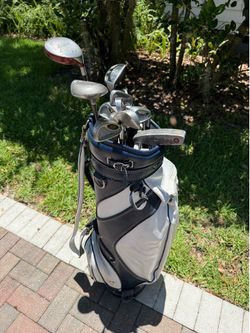 Mens right handed golf club set.  Compelte with golf bag