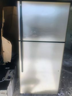 G E Refrigerator 30w 30d 66h
