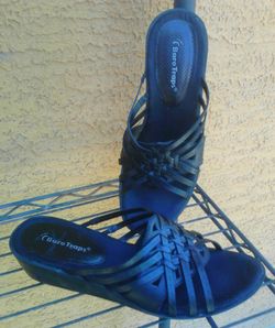 Baretraps ladies size 9 and 1/2 wedge sandal shoes
