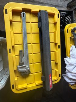Torque wrench and pipe wrench