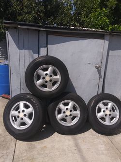 Se venden 4 llantas para carro Toyoya