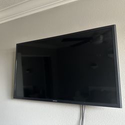 Samsung 35” Tv With Wall Mount 