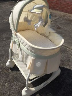 Kolcraft light cheap vibes rocking bassinet