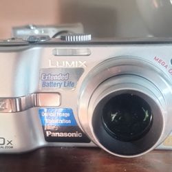 Camara Panasonic Dmc-tz1 10x Optical Zoom 5mp Digital Camara Con Cargador Trabaja bien Un Pequeno Rayon En La Pantalla