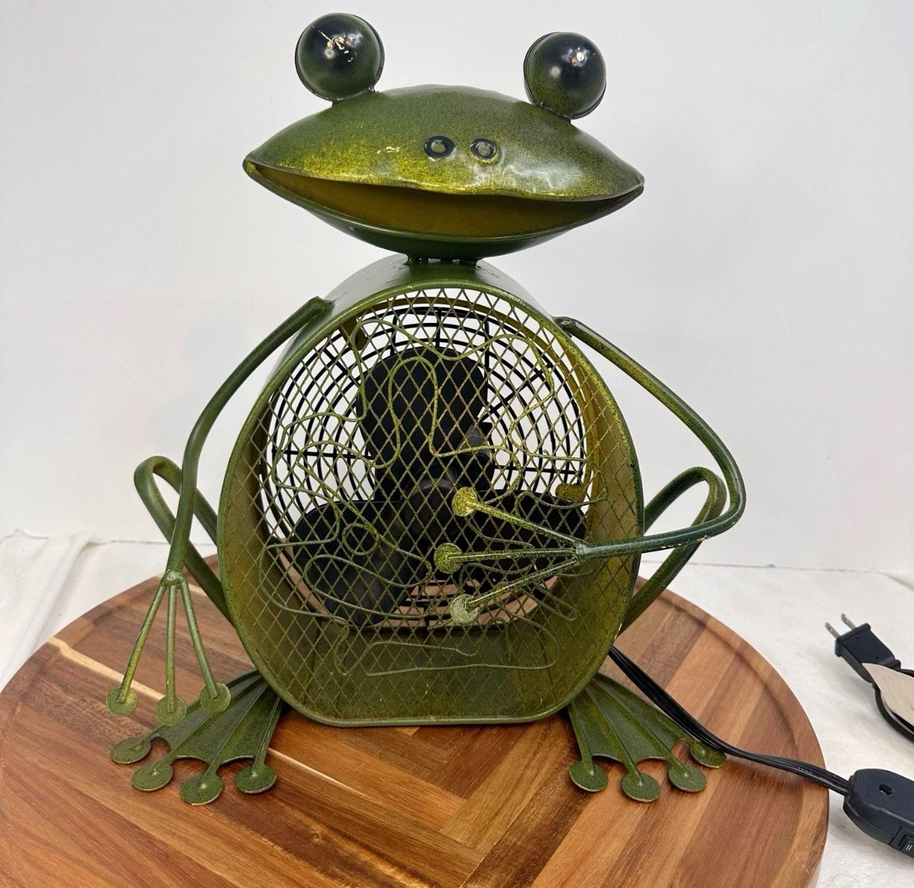 Large Green Frog Electric Fan Sculpted Metal Garden Wildlife Deco Breeze Patio