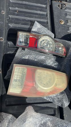 Tacoma taillights/like new no cracks 2005 to 2015