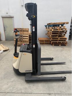 Crown ST3000-20 Walkie Stacker Forklift