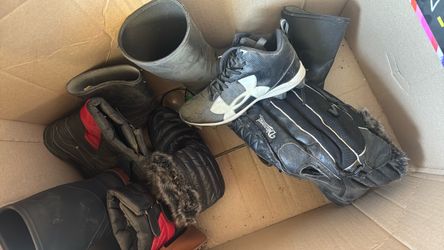 Shoes/ cleats/ boots