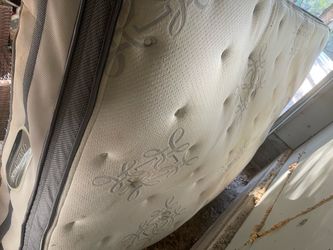 Beautyrest Pillow Top Mattress QUEEN