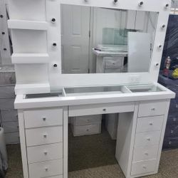 Vanity Set With Shelf 