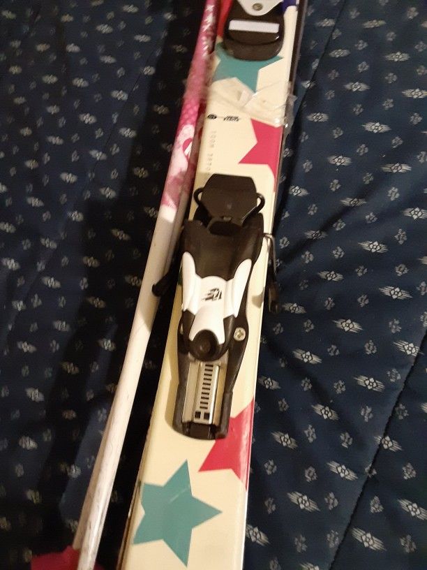 DEFIANCE SNOW SKI, BINDING AND POLES. $100 FIRM PRICE. 328 N 11TH ST 126 LAS VEGAS NV 89101