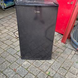 Mini Refrigerator Great For College Dorm 