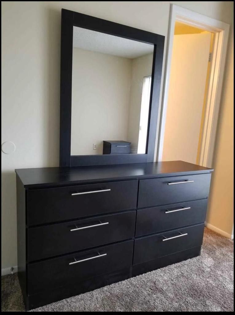 Dresser with mirror- Cómoda con espejo