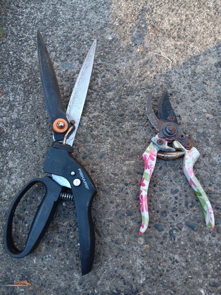 2 Garden Scissors Fiskars