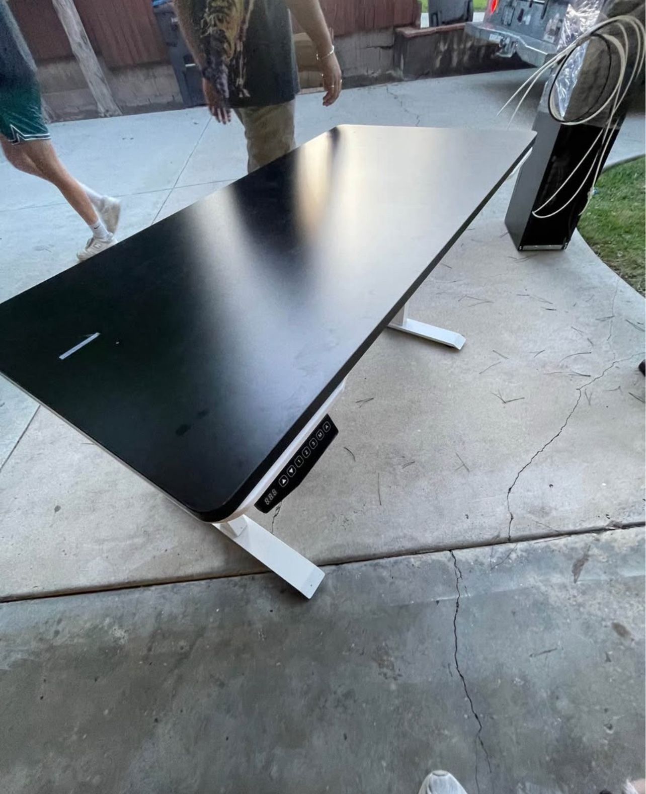 UPLIFT Standing Desk – Electric Adjustable (Excellent Condition)