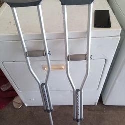 Son 2 Muletas En Buenas Condiciones 2$20