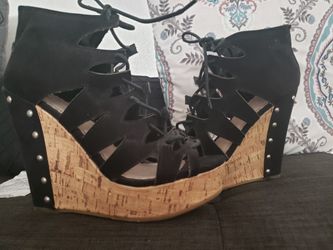 Shoe dazzle wedges size 71/2