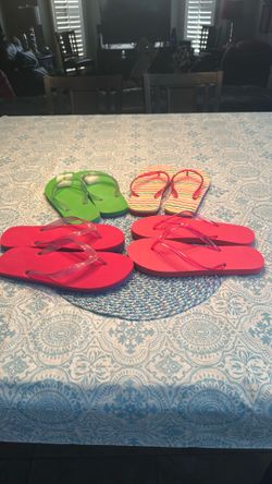 New flip flops size large 9-10