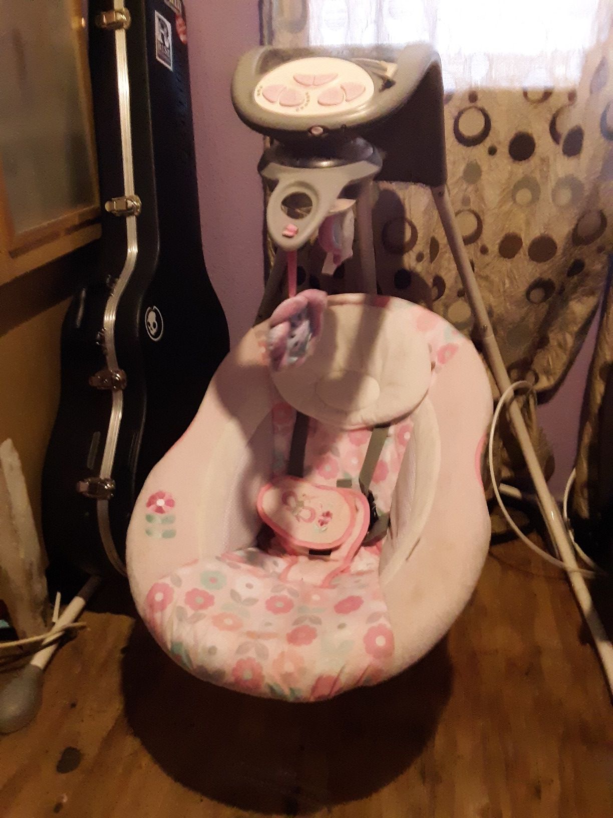 Like new infant swing Used for less then 5 minutes make offer