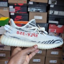 Yeezy 350’s🦓  SIZE 6
