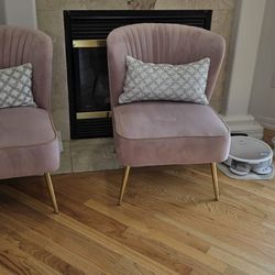 💗 Pair of Velvet Accent Chairs 💗
2 blush pink chairs w/ gold legs + pillows
Great for living room, bedroom, or 