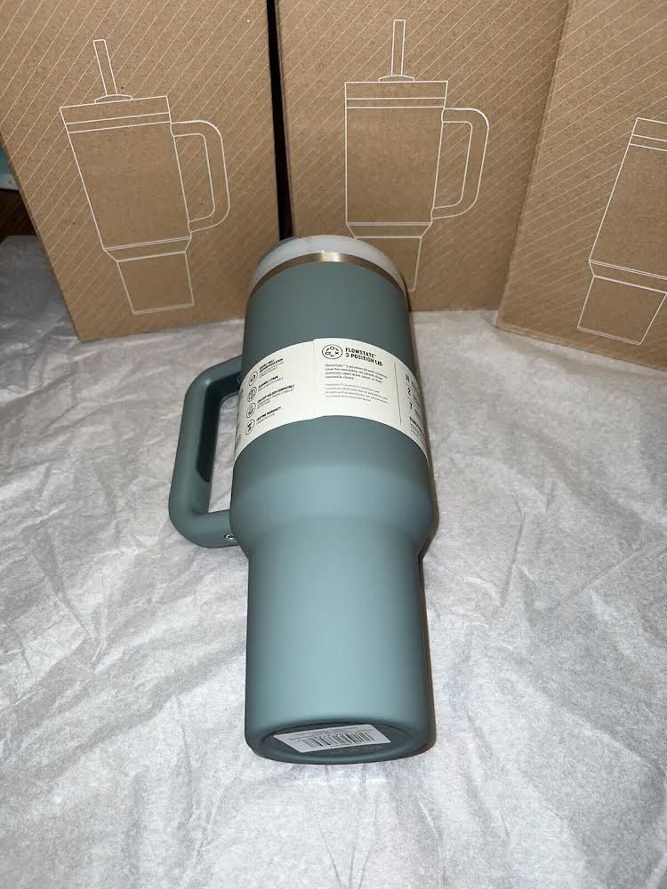 New Stanley Quencher H2.0 Flowstate 40oz Tumbler Poolside Blue Ombre for  Sale in Scottsdale, AZ - OfferUp