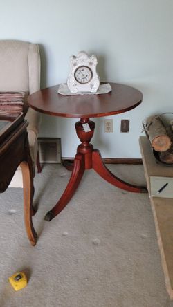 Vintage Round Mahogany Pedestal Table With Duncan Phyfe Legs